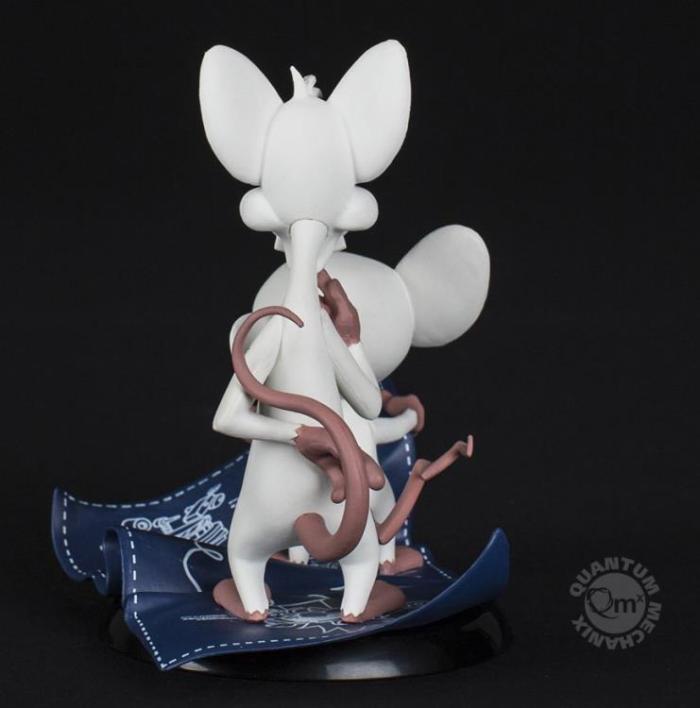 pink-e-cerebro-estatua-03